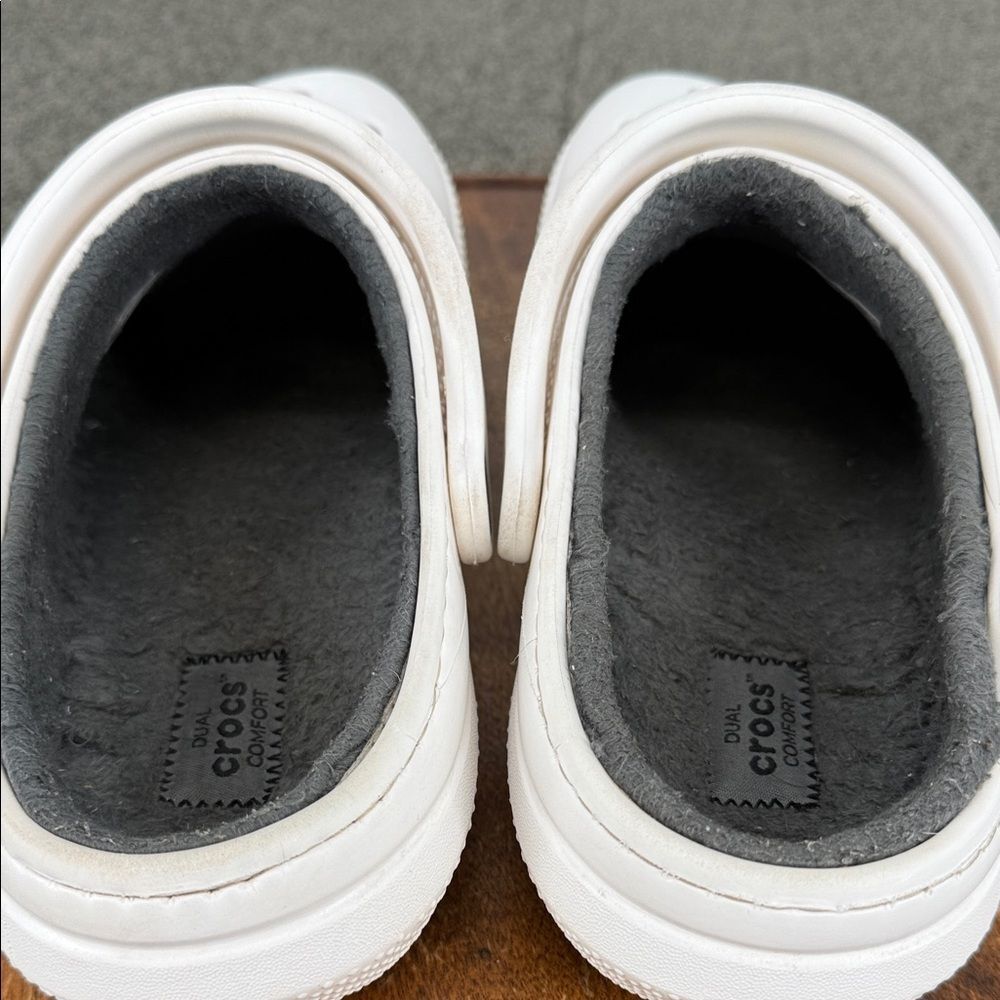 CROCS Shoes Men 6 Wm 8 White Clogs Gray Faux Fur Lining Coffee Camera Daisy - Picture 5 of 11